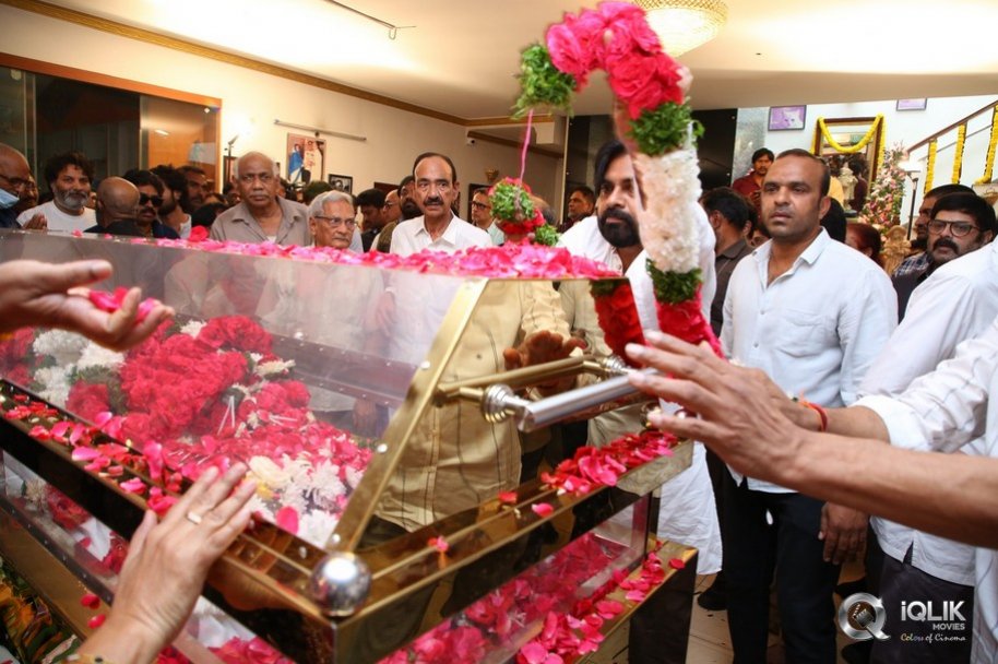 Celebrities-pay-homage-to-superstar-Krishna